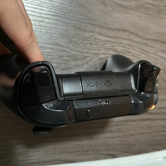 Black Xbox One Controller - Picture 5 of 7